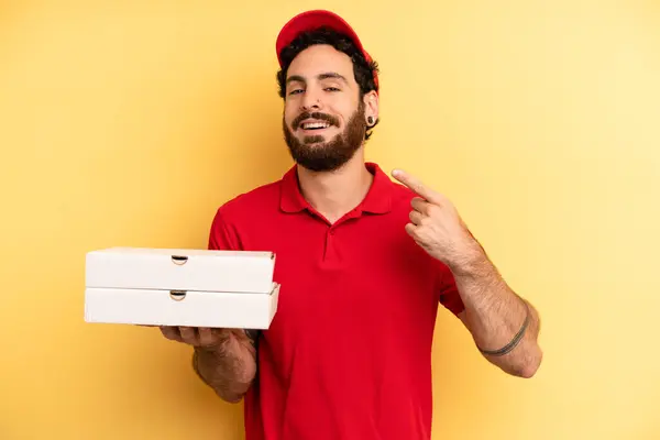 Genç Adam Kendine Güvenerek Kendi Gülüşünü Işaret Ediyor Pizza Teslimatı — Stok fotoğraf