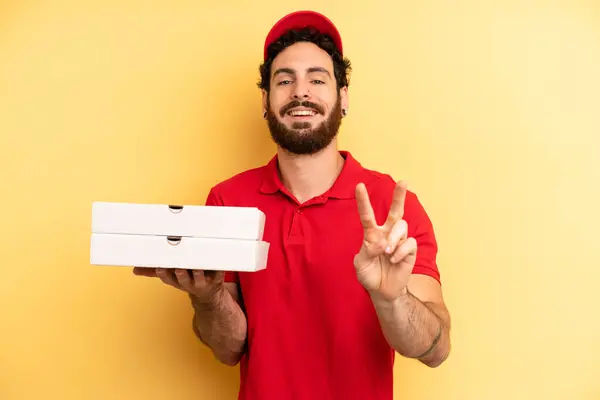 Joven Sonriendo Buscando Amigable Mostrando Número Dos Concepto Entrega Pizza — Foto de Stock