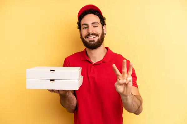 Joven Sonriendo Buscando Amigable Mostrando Número Tres Concepto Entrega Pizza — Foto de Stock
