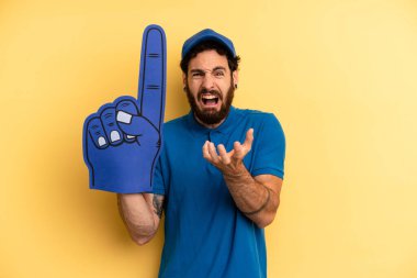 Genç adam umutsuz, hayal kırıklığına uğramış ve stresli görünüyor. Bir el fan konsepti