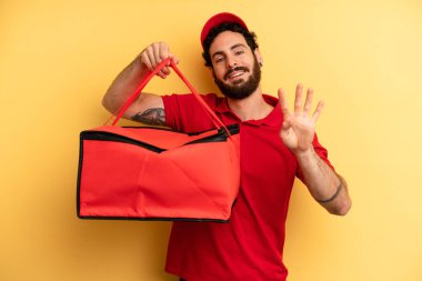 Genç adam gülümsüyor ve arkadaş canlısı görünüyor, dört numarayı gösteriyor. Pizza teslimatı kavramı