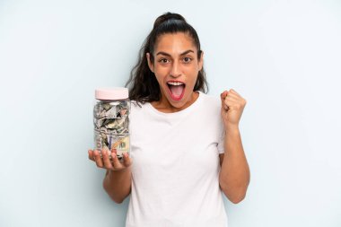 İspanyol kadın şokta, gülüyor ve başarıyı kutluyor. kaydetme kavramı