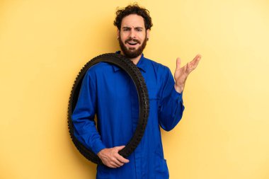 Genç adam kendini mutlu hissediyor, bir çözüm ya da fikir bulduğuna şaşırıyor. motor mekaniği kavramı