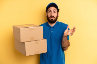 Genç adam inanılmaz bir sürprizle şaşırdı, şok oldu ve hayrete düştü. Şirket çalışanı konsepti