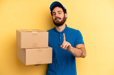 Genç adam gururla gülümsüyor ve kendinden emin bir numara oluyor. Şirket çalışanı konsepti