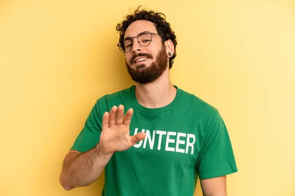 Joven Sonriendo Felizmente Saludándote Con Mano Dándote Bienvenida Saludándote Concepto — Foto de Stock