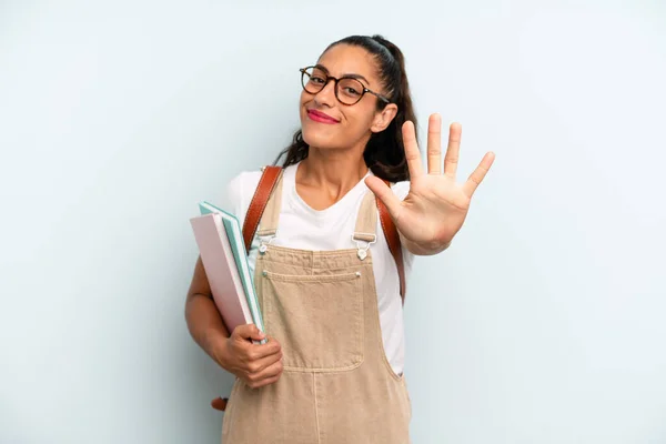 Hispanic Woman Smiling Looking Friendly Showing Number Five University Student — Foto Stock