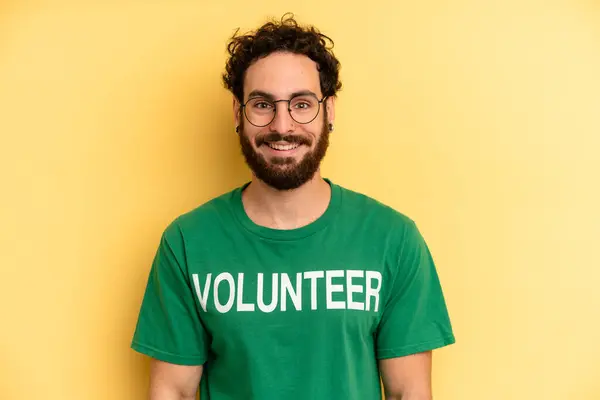 Młody Człowiek Wygląda Szczęśliwego Mile Zaskoczonego Koncepcja Wolontariatu — Zdjęcie stockowe