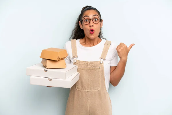 Hispanic Woman Looking Astonished Disbelief Fast Food Take Away Concept — Stockfoto
