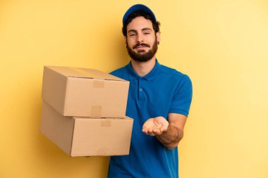 Genç adam arkadaşça gülümsüyor ve bir konsept sunuyor. Şirket çalışanı konsepti