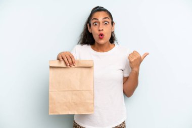 İspanyol kadın inançsızlıktan şaşkın şaşkın bakıyor. konsepti kaldır