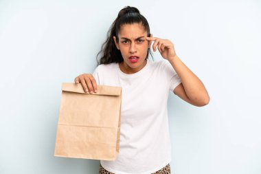 İspanyol kadın şaşkın ve şaşkın hissediyor, senin deli olduğunu gösteriyor. konsepti kaldır