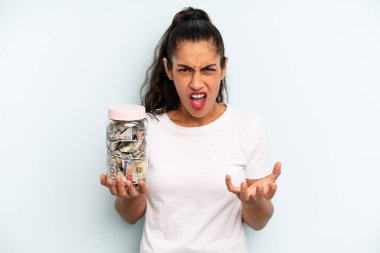 İspanyol kadın sinirli, sinirli ve hayal kırıklığına uğramış görünüyor. kaydetme kavramı