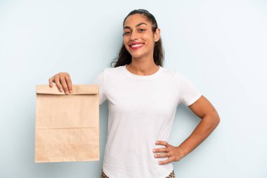 İspanyol kadın mutlu bir şekilde gülümsüyor, eli kalçasında ve kendinden emin. konsepti kaldır