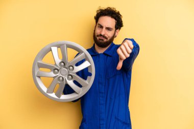 Delikanlı kendini kötü hissediyor, baş parmağını kaldırıyor. araba mekaniği kavramı