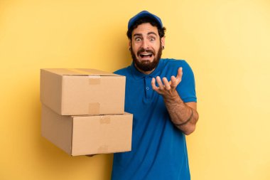 Genç adam umutsuz, hayal kırıklığına uğramış ve stresli görünüyor. Şirket çalışanı konsepti