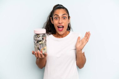 İspanyol kadın kendini mutlu hissediyor ve inanılmaz bir şeye hayret ediyor. kaydetme kavramı