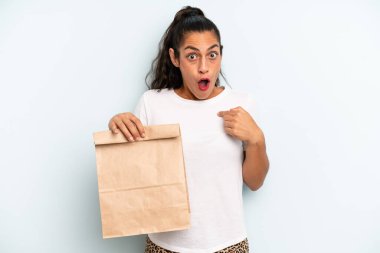 İspanyol kadın şok olmuş ve ağzı açık, kendini işaret ederek şaşırmış görünüyor. konsepti kaldır