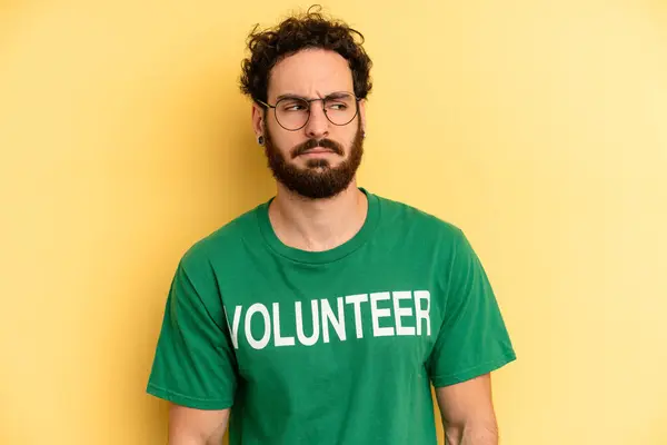 Genç Adam Üzgün Üzgün Kızgın Hissediyor Yana Bakıyor Gönüllülük Kavramı — Stok fotoğraf