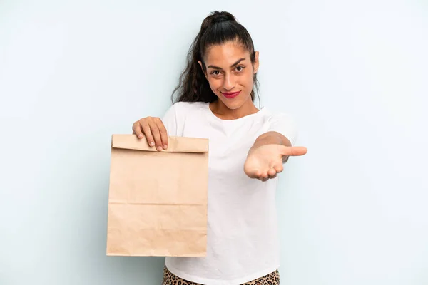 Hispanische Frau Glücklich Lächelnd Mit Freundlich Und Anbietend Und Zeigt — Stockfoto