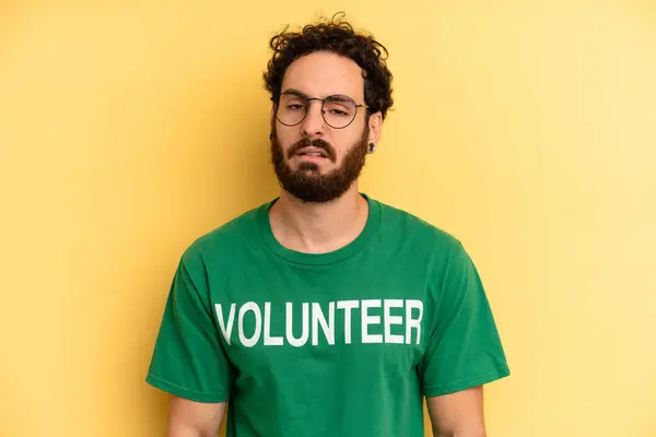 Genç Adam Şaşkın Şaşkın Hissediyor Gönüllülük Kavramı — Stok fotoğraf