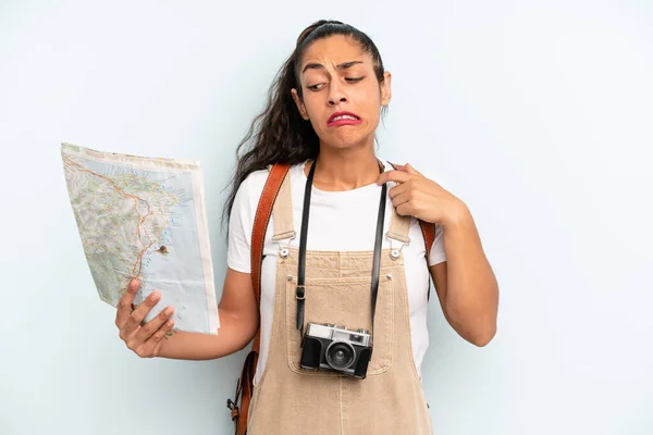 Mulher Hispânica Sentindo Estressada Ansiosa Cansada Frustrada Turista Com Mapa — Fotografia de Stock