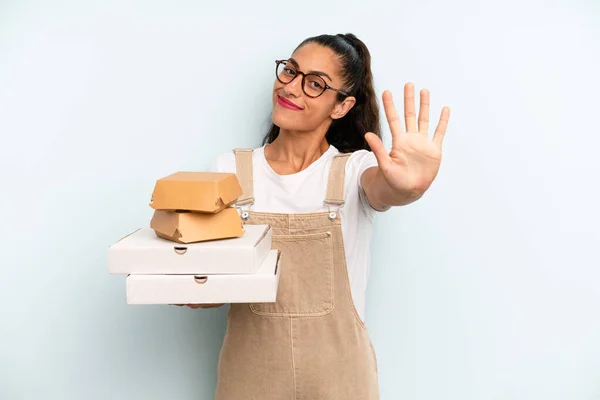 Hispanic Woman Smiling Looking Friendly Showing Number Five Fast Food — Stock Photo, Image