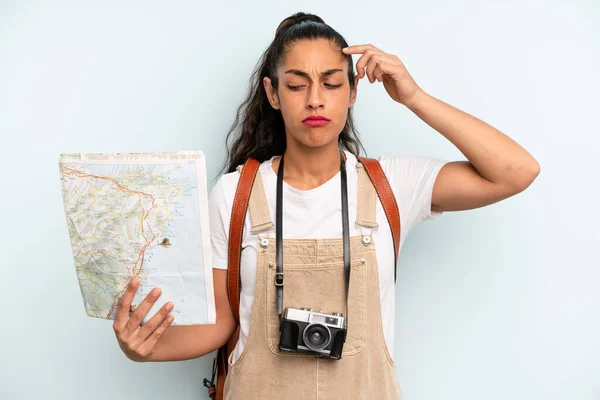 Mulher Hispânica Sorrindo Feliz Sonhando Acordado Duvidando Turista Com Mapa — Fotografia de Stock