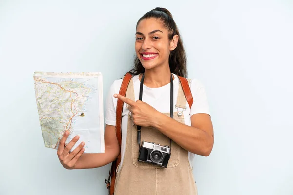 Hispanic Woman Smiling Cheerfully Feeling Happy Pointing Side Tourist Map - Stock-foto