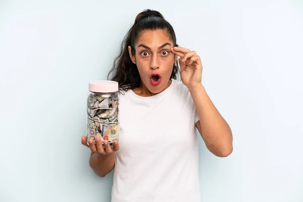 Hispanic Woman Looking Surprised Realizing New Thought Idea Concept Savings — Stock fotografie