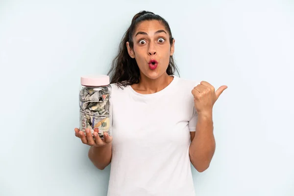 Hispanic Woman Looking Astonished Disbelief Savings Concept — Foto Stock