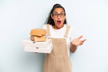 İspanyol kadın son derece şok olmuş ve şaşırmış hissediyor. Fast food konsepti.