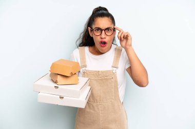 İspanyol kadın şaşırmış görünüyor, yeni bir düşünceyi, fikri ya da konsepti fark ediyor. Fast food konsepti.
