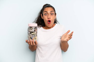 İspanyol kadın son derece şok olmuş ve şaşırmış hissediyor. kaydetme kavramı