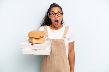 İspanyol kadın çok şaşırmış ya da şok olmuş görünüyor. Fast food konsepti.