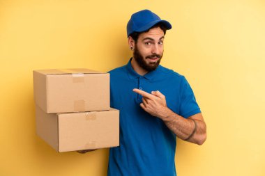 Genç adam heyecanlı ve şaşırmış görünüyor. Şirket çalışanı konsepti