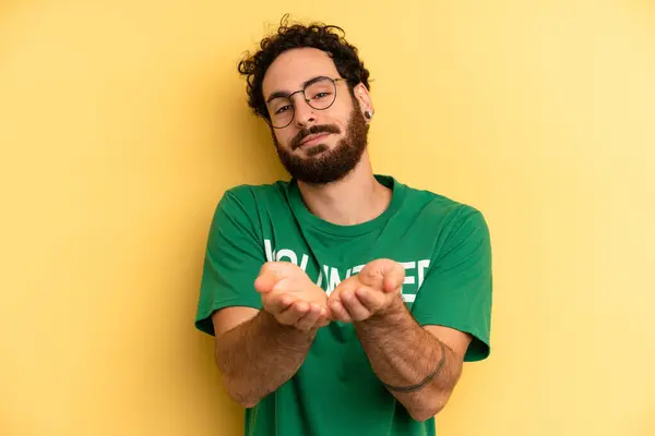 Joven Sonriendo Felizmente Con Amabilidad Ofrecimiento Mostrando Concepto Concepto Voluntario — Foto de Stock