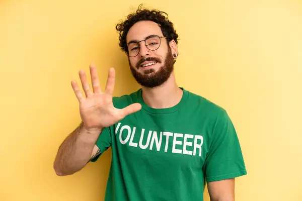 Joven Sonriendo Buscando Amigable Mostrando Número Cinco Concepto Voluntario —  Fotos de Stock