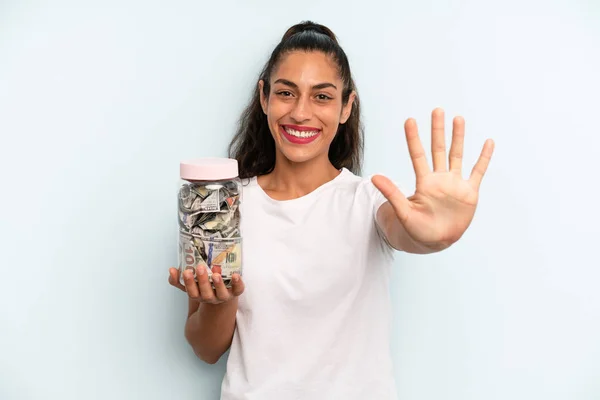 Hispanic Woman Smiling Looking Friendly Showing Number Five Savings Concept — Stockfoto