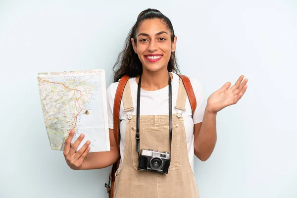Hispanic Woman Feeling Happy Surprised Realizing Solution Idea Tourist Map — 스톡 사진