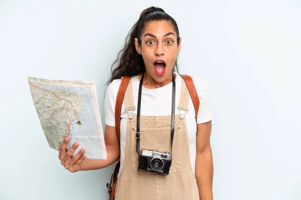 Mulher Hispânica Olhar Muito Chocado Surpreso Turista Com Mapa — Fotografia de Stock