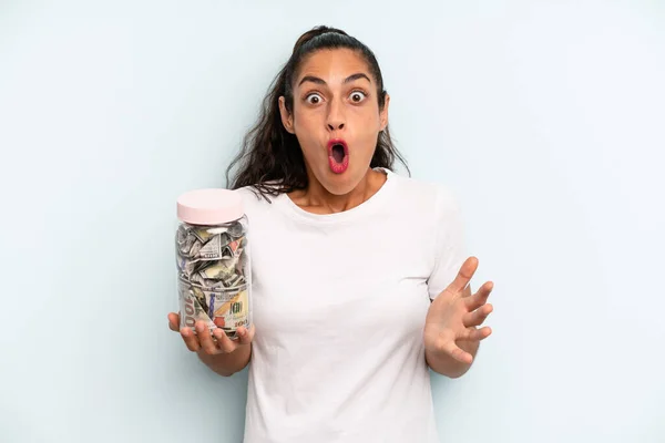 Hispanic Woman Amazed Shocked Astonished Unbelievable Surprise Savings Concept — Foto Stock