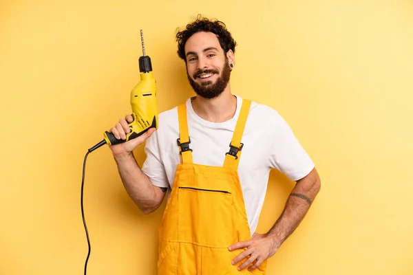 Jongeman Die Vrolijk Lacht Met Een Hand Heup Zelfvertrouwen Klusjesman — Stockfoto