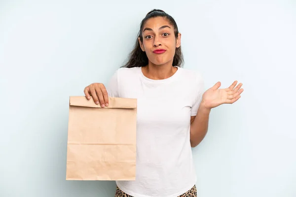 Hispanische Frau Verwirrt Und Verwirrt Und Zweifelnd Konzept Zum Mitnehmen — Stockfoto