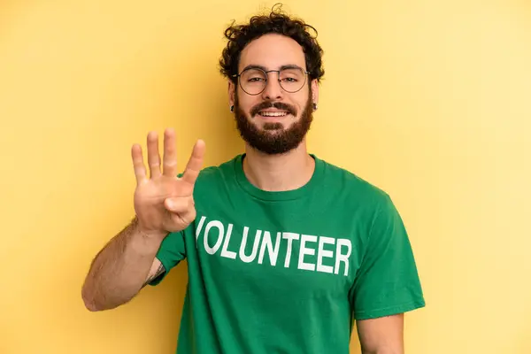 Genç Adam Gülümsüyor Arkadaş Canlısı Görünüyor Dört Numarayı Gösteriyor Gönüllülük — Stok fotoğraf