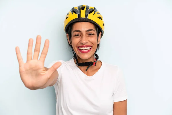 Mujer Hispana Sonriendo Luciendo Amigable Mostrando Número Cinco Concepto Bicicleta —  Fotos de Stock
