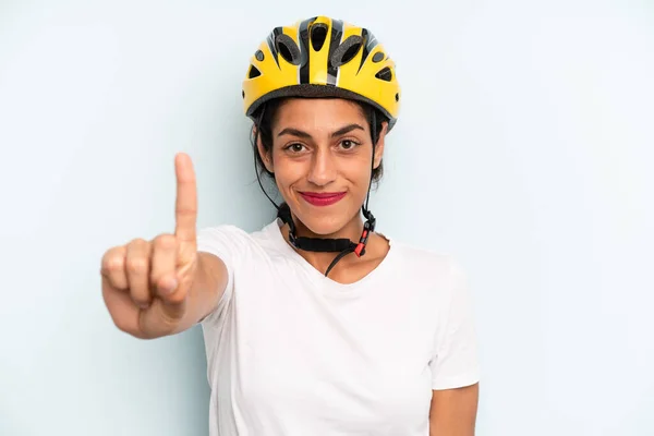 Іспаномовна Жінка Посміхається Виглядає Доброзичливо Показуючи Номер Один Концепція Велоспорту — стокове фото