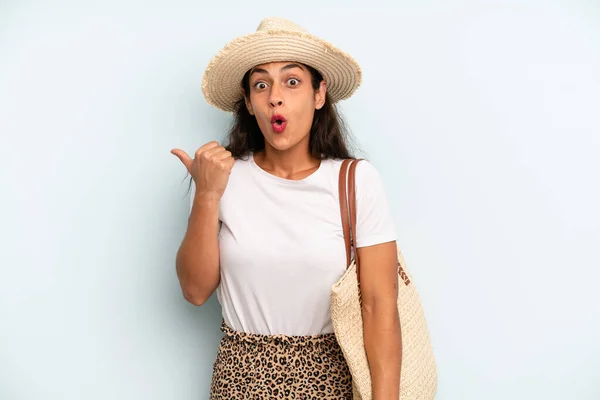 Hispanic Woman Looking Astonished Disbelief Summer Concept — 图库照片
