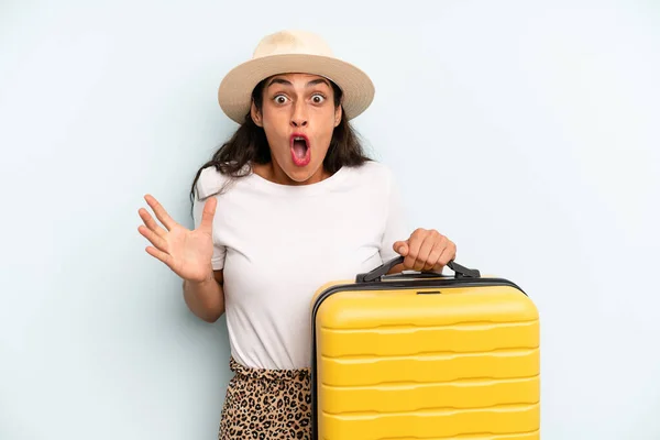 Hispanic Woman Feeling Extremely Shocked Surprised Summer Concept — Foto de Stock