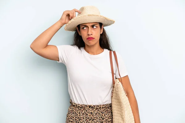 Hispanic Woman Feeling Puzzled Confused Scratching Head Summer Concept — Foto Stock